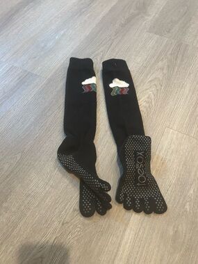 toesox Black Grippy Toe Socks with Embroidered Cloud and Rainbow Accent